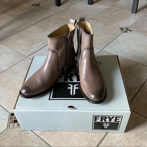 NEW with box Frye Danielle ankle boots Grey 7.5
